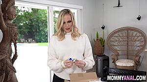 Posinovec nasilno vzame mačehi analno devištvo