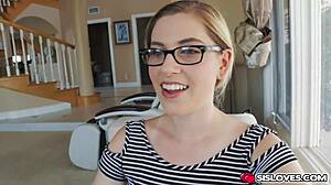 Nevlastný brat ohromený, keď nevlastná sestra cucá jeho obrovský chuj