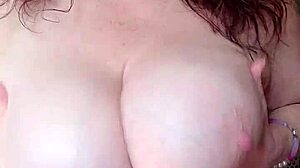 missr8 plays with pussy