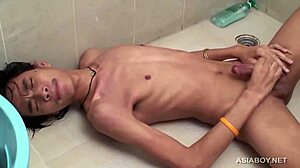 Twink asiatico gay Ben si sega il cazzo