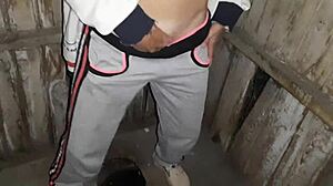 Prichytil som susedku, ako si drká na verejnej toalete, pripojil som sa k nej! 🚽