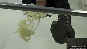 Hé, ooit geprobeerd noedels te stampen voor wilde foodcrush fetisj?