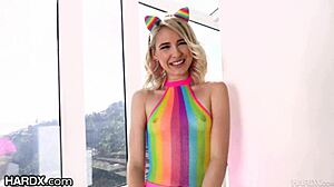 看吃精可爱女孩 Jessie Saint 骑鸡巴内射舔逼动作！