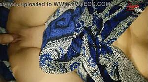 Bože môj! Nevlastná mama v župane dostane horúci creampie na domácej posteli!