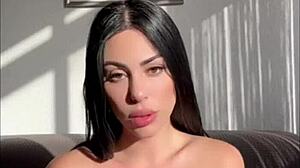 mamando dildo gigante, preparando coño para meterlo con dirty talk?