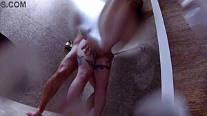 follandome a una clienta en las regaderas del gimnasio 😈