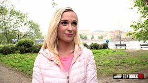 Játékos szőke Crystal Caytlin pajkosan nyilvános szexet űz! 😜