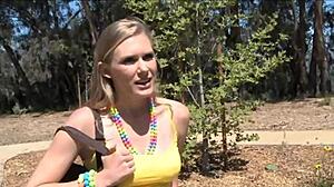 Cesta blondýnky s hračkami