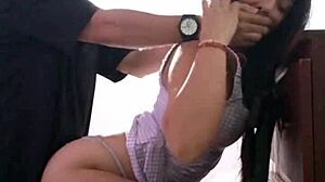 Γαμάω τη μπέιμπι σίτερ της γυναίκας μου με τον μεγάλο κώλο της σε άγριο σκύλο