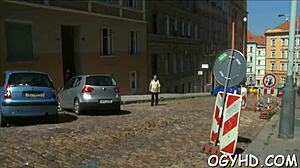 Alter Kerl verführt junge Hottie, sie giert nach seiner rauen Berührung