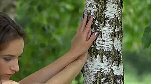 Gloria Sol revela tetas naturais em show de lingerie ao ar livre