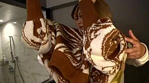 Blonde Gal Squirts Wildly!