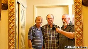 Trio bionde impazzisce con strapon e anale stretto