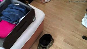 Teléfono privado captura coño al aire en primer plano en pausa porno candente