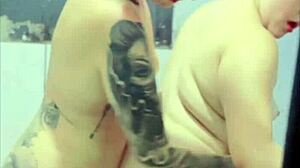 Kawan aku panggil aku mandikan dia, akhirnya kita bergembira sebagai lesbian