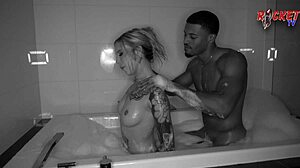 Cassidy Luxe mouille près de la piscine avec Rocket Powers