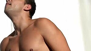 UK stud krijgt zijn harde lul getrokken met anale actie