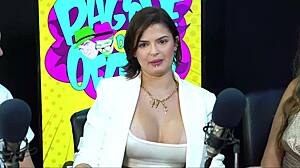 ela voltou novinha com peito gostoso bem safada