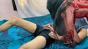 Eh, aku dan bibi Rahul sendirian malam, ngomong kotor dalam Hindi.. full HD!