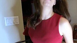 Nézd a gyönyörű latin barátnőmet, aki hatalmas creampie-t kap a szoros miniszoknyájában!