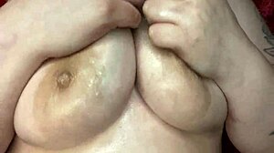 ¡BBW sexy se unta aceite en sus tetas enormes! 🛢️