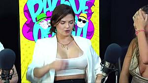 ela voltou novinha com peito gostoso bem safada