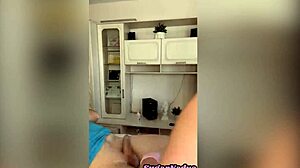 Sugarnadya, 고객의 페니스를 매끈하게 왁싱