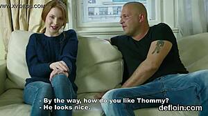 可爱小美女张开紧致小穴，第一次硬核破处