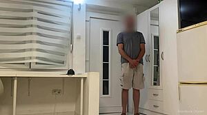 Ontmoette Bezorgjongen Naakt, Hij Bleef