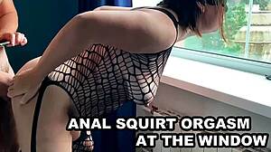 Anální squirting orgasmus u okna, chlupatá MILF šílenství! 😲