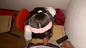 Meksykańska uczennica ostro ujeżdża w klasie, ssie i podskakuje w akcji HD