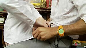 Geweldige dokter wordt hard geneukt door patiënt in kantoor