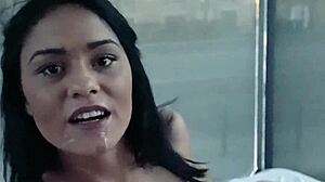 公共吞精宝贝穿着牛仔裤户外口交和手交