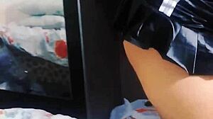 Studentă asiatică tânără își arată pizda unui creep de pe internet