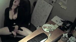 Segretaria Beccata a Strofinare Tette Grandi e Ditalinarsi alla Scrivania