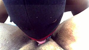 Stoute stiefzoon likt de kut van zijn stiefmoeder en laat haar kreunen in taboe scène