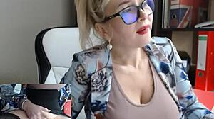 ¡Hey, esta rubia sexy va sola con sus tetas grandes, qué excitación nerd! 😏