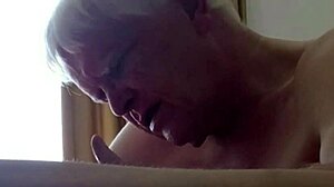 Horny děda pořád cucá ptáka 38letému hetero chlapovi navzdory jeho přítelkyni