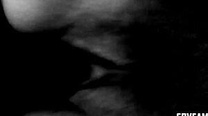 Blondje gaat voor een gigantische zwarte lul