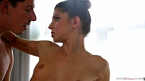 tökéletes brunett kemény punci játékban.