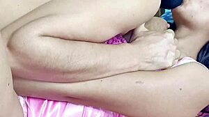 فتاة قرية هندية ليلة كاملة تضغط على صدرها وتتناك بقوة مع أخوها غير الشقيق