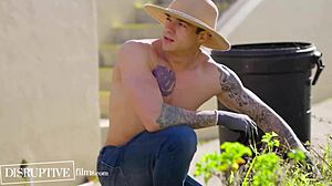 Sunt șocat de ciudații de alături în povestea gay sălbatică asta