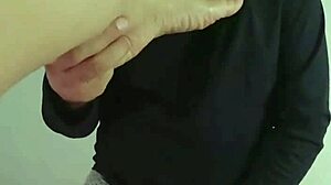 chupando y follando con los pies de mi madrastra gordita caliente.