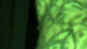 Amatérske nahrávanie orálu s nadržanou kurvou, ktorá líže malé cicí. Čistá domáca horúčka!