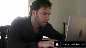 Pembantu Rumah Horni Masturbasi dengan Memek Dicukur dan Naik Bos Cowgirl Sampai Cumshot