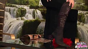 Let me shake my skinny ass in jeans 😏