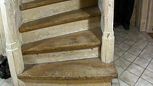 Azotes en el Culo Rojo en Casa en las Escaleras