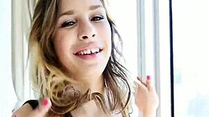 Nymfoman ung tjej suger kuk och knullar rått