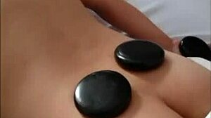 Массаж cho vo. Она полностью расслабляется во время сеанса.