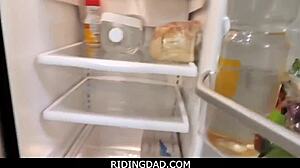 Ridingdad: Asyalı Üvey Kız Ember Snow Üvey Babasının Büyük Yaragını Sürüyor, Sakso ve Elle